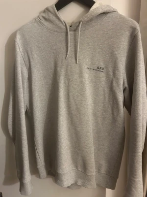 Apc hoodie  - Säljer denna otroligt feta hoodie från märket apc,  tröjan är i fint skick, nypris ligger runt 2000 medans jag säljer för endast 899🤝😊 