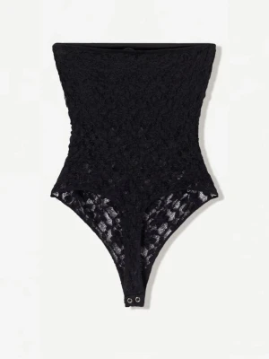 Svart spetsig tubtopp body - Säljer en svart tubtopp body i spets med snygg bandeau-form. Slutsåld på nätet. Säljer då den tyvärr var för liten för mig. Kan skicka egna bilder om det önskas! Aldrig använd och därför är prislappen kvar.