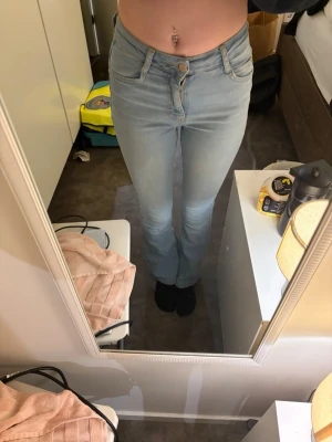 Bootcut Jeans från Gina Tricot - Köpte på Vinted men var lite små på mig! Dem har en fläck i bak vid rumpan men tror det går bort i tvätten. Dem är annars i väldigt fint skick och väldigt snygga!