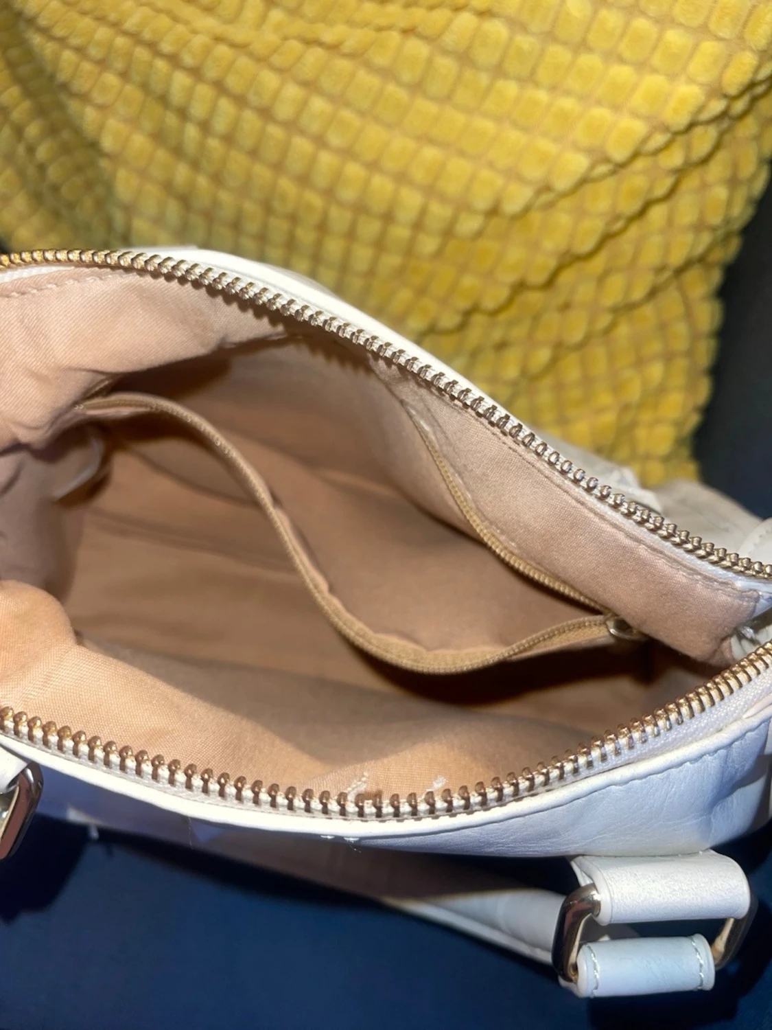 Vit handväska med gulddetaljer - 3