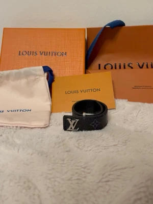 Armband i stilren design - Elegant armband med exklusiv känsla och tidlös design. Passar perfekt som detalj till både vardagsoutfits och mer uppklädda looks. Ett snyggt accessoarval som lyfter helheten.