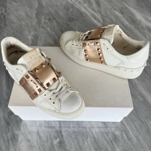 Valentino Rockstud skor  - Valentino skor - Fint skick - Tillbehör: Valentino kort - Nypris: 6000kr - TrendWardrobe