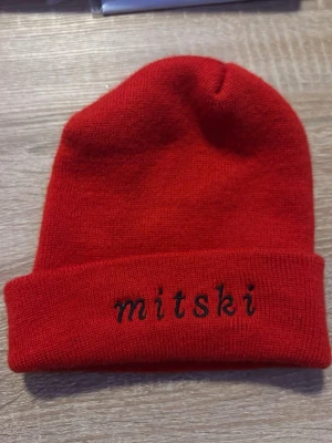 Mitski mössa - Röd mössa med ”mitski” på framsidan! Knappt använd och i fint skick