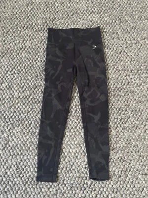 Gymshark tights - Camo Gymshark tights i S. Sitter superfint i rumpan. 