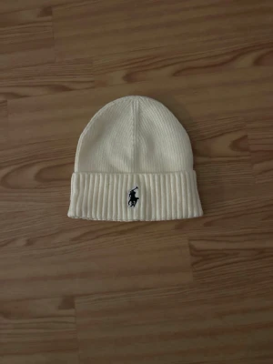 Ralph lauren mösa - En ralph lauren mösa aldrig använt. Den är perfekt för kalla väder och den är jätte skön