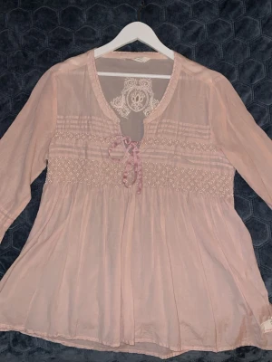 Odd Molly Ljusrosa Blus  - Jättefin Odd Molly Ljusrosa blus i nyskick, använd 1 gång. 