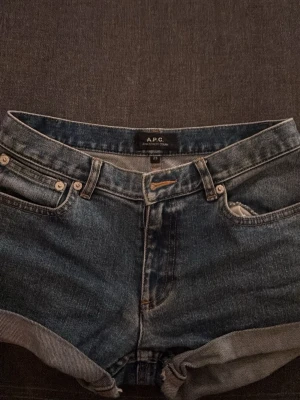 Apc jeansshorts - Lågmidjade korta jeansshorts ifrån apc. Fint skick. 