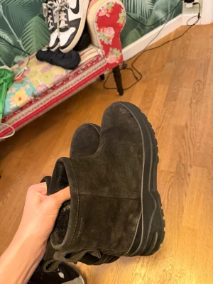 Vagabond skor  - Säljer ett par chunky svarta vagabonds i mocka med grov sula och dragkedja på sidan. Insidan är fodrad med mjukt pälsmaterial för extra värme. Perfekta för kalla dagar och har en modern, stilren look.