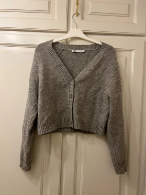 Grå kofta från Zara - Mysig grå kofta från Zara som jag säljer då den har blivit för liten och inte kommit till användning💕