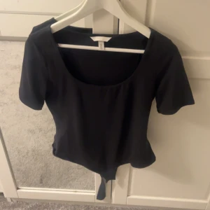 Svart body från H&M - Säljer denna jättefina body ifrån hm storlek M. Använd 1 gång så den är i jättebra skick. Säljer på grund av att den har blivit för stor och inte kommer till användning. Pris kan diskuteras❤️