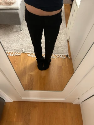 Bikbok vera tall kostymbyxor low waist - Säljer dessa jättesnygga klassiska svarta kostymbyxor som är lågmidjade. Byxorna har diskreta fickor i sidorna. Perfekta till en stilren look och funkar året runt. Byxorna är i tall. 