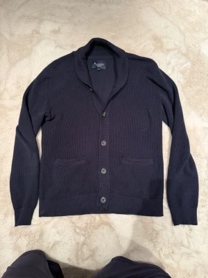 Mörkblå kofta  - Klassisk mörkblå kofta från Bondelid. Passar inte längre, skriv vid minsta fundering. 