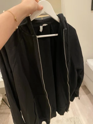 Svart Zip up hoodie - Säljer denna svarta zip up hoodie som är i mycket gott skick. Hör av er för frågor💗