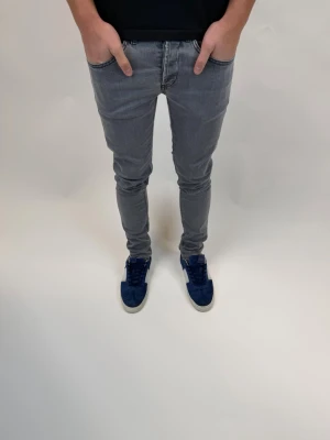 Dondup Jeans George  - Dondup Jeans George! Trendigaste jeansen på marknaden.  Ny pris= 4000 kr Säljs för= 999 kr  (Modellen har original slitningar från fabrik vilket är väldigt eftertraktat och populärt)