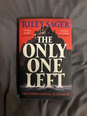 The Only One Left  - Rekommenderar starkt denna bok om du gillar thriller. Boken är på Engelska. Säljer för att bli av med alla mina böcker. Köpte för 200kr