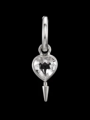 Maria Nilsdotter silvrigt örhänge - Säljer ett silvrigt örhänge från Maria Nilsdotter. Unik och edgy design med hög kvalitet – perfekt som statement piece. Använt fåtal gånger och i fint skick. Nypris högt. Levereras rengjort ✨