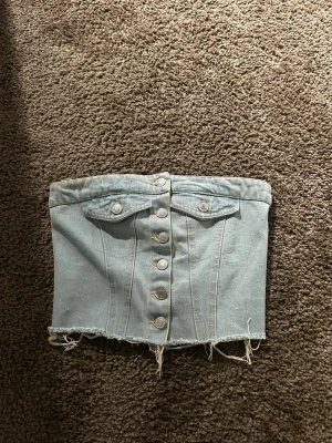 Jeanstopo - Jeanstopo ifrån Gina i strl xs/s 