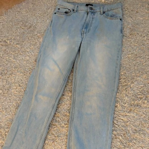 Jeans från Nelly med slits - Säljer mina jeans från Nelly med slits nertill, storlek 34❣️Kontakta mej om du har frågor