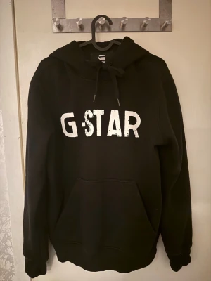 G-STAR Hoodie - Riktigt fett svart G-STAR hoodie i bra skick. Hoodie är i storlek S och har bra passform. Skriv gärna vid funderingar eller frågor om defekter,pris eller passform.