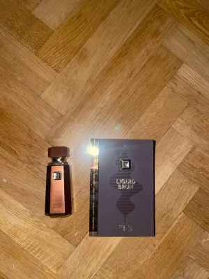 Liquid Brun Eau de Parfum använd ca 3-4 gånger - Liquid Brun från French Avenue kommer i en snygg förpackning och rymmer 100 ml. Ingredienser: alkohol denat, parfym, vatten, cinnamal, citral, eugenol, geraniol, isoeugenol, limonene, linalool. Tillverkad i Frankrike . Använd ca 4-5 gånger så nästan helt full!