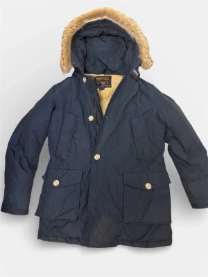  Woolrich Parka - Woolrich parka vinterjacka som säljs i mycket bra skick, päls inkluderat såklart passar M/L. Säljer så billigt för att jackan inte passar mig. Pris kan diskuteras i DM för snabb affär! Kan släppa billigare om ni vill köpa snabbt!