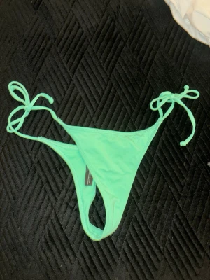 Turkos low waist bikini underdel - Turkos extremt low waist bikini underdel som passar snyggt med en svart elr vit överdel❤️ Köp utomlands.