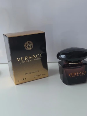 Versace Crystal Noir EdT 5 ml - Ny Versace Crystal Noir Eau de Toilette i smidig 5 ml flaska. Tillverkad i Italien. Perfekt storlek för att ta med överallt! Äkta kvitto finns från lyko.