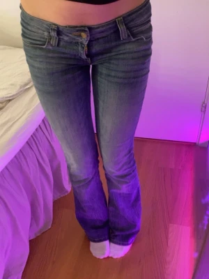 Cheap Monday jeans - Blåa cheap Monday jeans ”booty bei” storlek: 31/32, jag är ca: 170cm. Bra skick men finns en liten ”upprepning” på ena låret som man knappt lägger märke till. Kontakta om du vill ha fler bilder eller mått! Nypris: 400kr