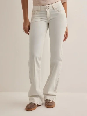 Vita bootcut jeans från Nelly - Säljer dessa slutsålda vita jeans från Nelly💕 jätte bra skick kommer inte till användning 💕