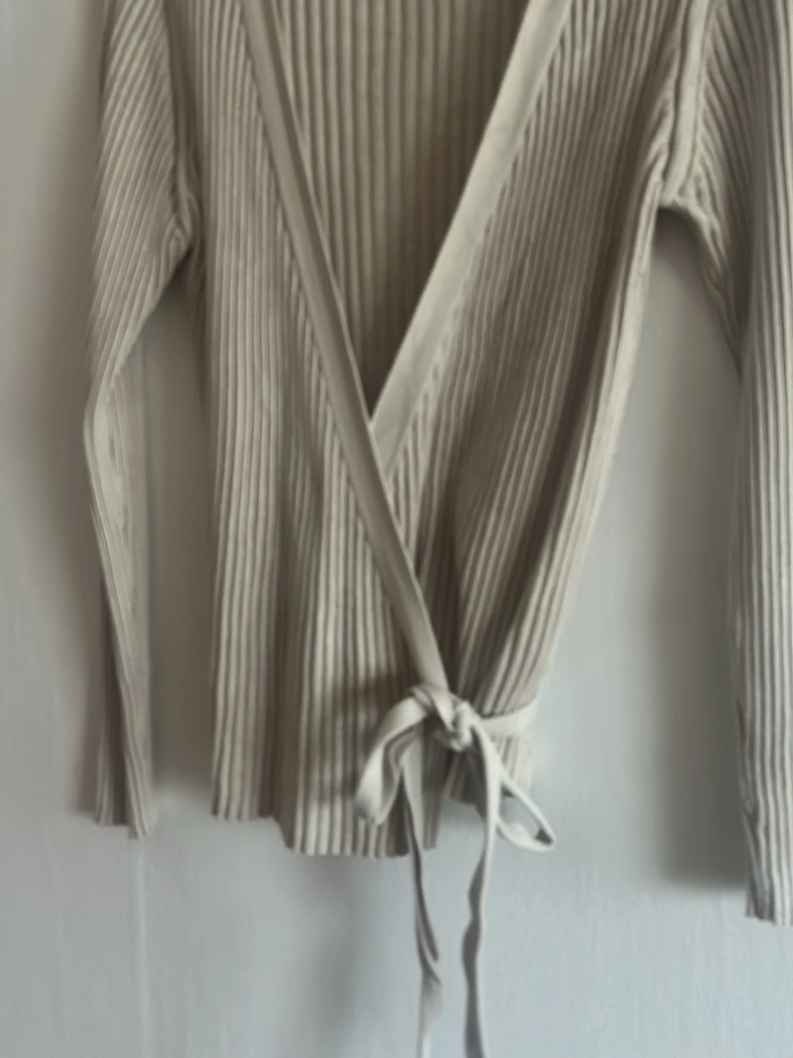 Beige ribbad omlottkofta - 2