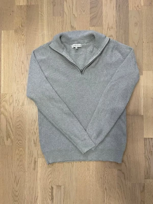 Stickad half-zip tröja – grå – clean & stilren - Snygg grå stickad tröja från W. AWAKEN IN YOU i storlek S. Perfekt för en stilren stil och funkar lika bra till vardag som till mer uppklädda outfits. 	•	Typ: Stickad tröja / half-zip 	•	Färg: Grå 	•	Passform: Regular 	•	Skick: Mycket bra skick 	•	Mjuk och bekväm – lätt att matcha med jeans, chinos eller byxor  Perfekt för höst/vinter eller som lager-på-lager.  📦 Skickas snabbt! 💬 Hör av dig vid frågor eller fler bilder!