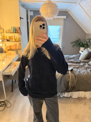 Marinblå stickad tröja  - Säljer en oanvänd stickad tröja från brandy Melville. Tröjan är i onesize men skulle säga att den passar ungefär som s/m. Tröjan har en mjuk och bekväm kvalitet och är tillverkad i 80% ull och 20% polyester, vilket gör den både varm och slitstark. 