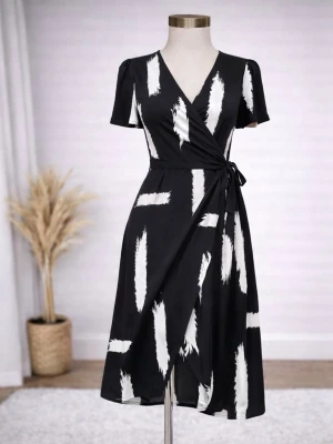 Svartvit klännning - Helt ny - Strl: S,M,L 