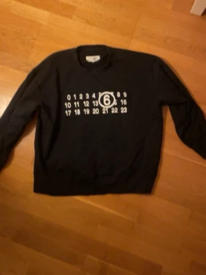 MM6 Maison margiela  - Säljer en Maison Margiela tröja, använd ett fåtal gånger, man kan inte se att den har varit använd då den har varit bra omhändertagen. Tveka inte på att skriva vid lilla minsta fundering. Priset är ej hugget i sten 