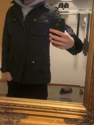 Svart parkajacka från Boomerang - Ganska skön och varm:) kom privat för bilder o så vidare:) 