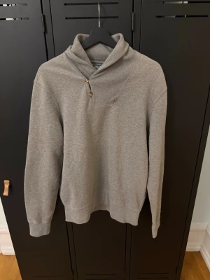 Ralph Lauren Cardigan – Men’s Knitwear – Classic Style – Size M - Authentic Ralph Lauren cardigan with a timeless and elegant design. • Original Ralph Lauren • Men’s size: M • Color: Grey • Soft knit fabric • Button-up front • Classic and versatile fit Condition: Good used condition – normal signs of wear, no major flaws. Perfect for smart casual outfits, everyday wear, or classic preppy style. A timeless Ralph Lauren piece that works year-round. Details Brand: Ralph Lauren Size: M Style: Cardigan / Knitwear Season: All year