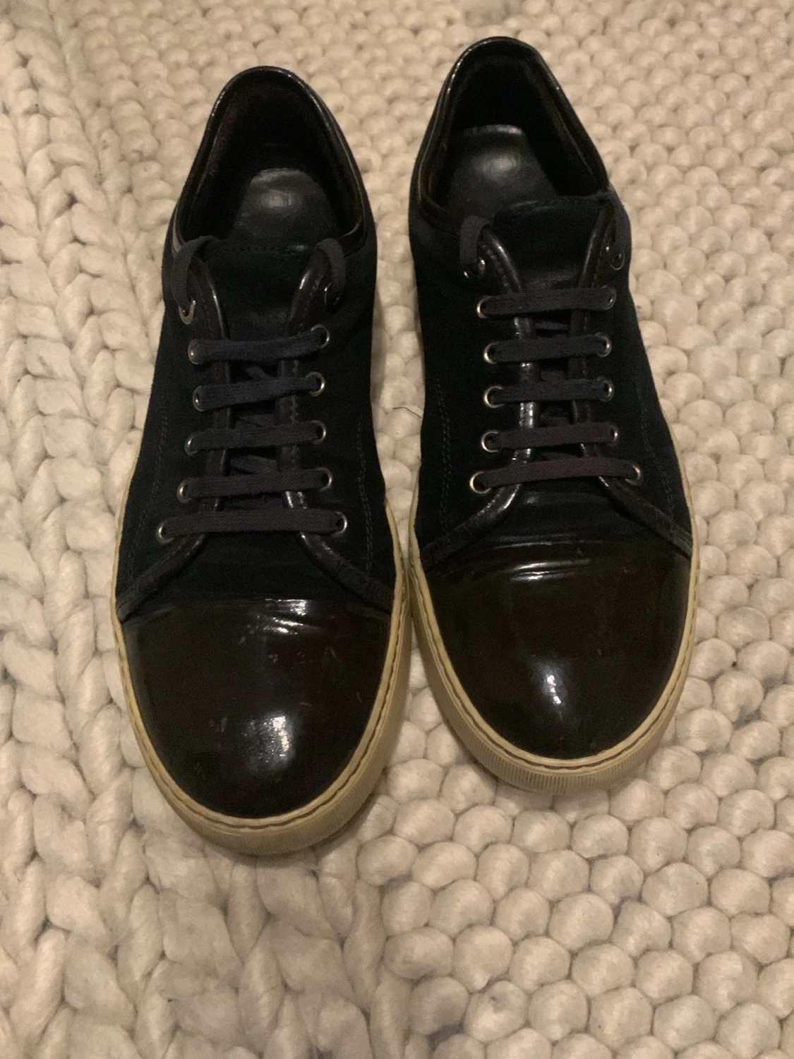 Marinblå sneakers från Lanvin med lackdetalj