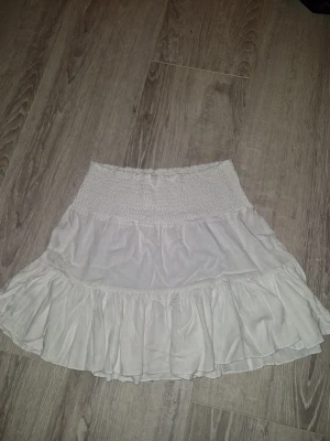 Vit kjol lager 157 - Vit kjol "frannie" från lager 157 i storlek M. Köpt för ca 50 kr. Använd ett fåtal gånger så den är I mycket bra skick. Skriv privat vid intresse💗