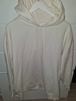 Oversize hoodie från H&M  - En vit/beige jätteskön oversize hoodie från H&M I storlek M. I bra skick, inga defekter. Köpt för ca 400 kr. Använd gärna köp nu funktionen eller kom privat💗