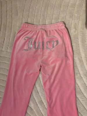Mjukisbyxor - Bekväma byxor i sammet av märket Juicy Couture. De är i storlek XXS men passar även som XS och S.  Byxorna är köpta på Nellys outlet för något år sedan men är knappt använda och har fint skick🥰