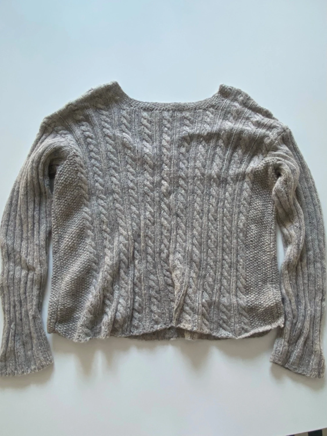 Grå kabelstickad tröja