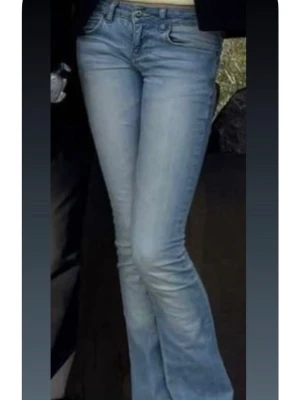 Bootcut jeans  - Snygga ljusblå bootcut jeans från Zara Basic med låg midja. Jeansen har en lätt utsvängd passform nertill🥰små slitningar!