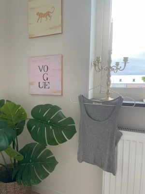 Grå ribbad linnetopp från Pull&Bear - Säljer en grå ribbad linnetopp från Pull&Bear i storlek XS. Toppen är ärmlös med rundad halsringning, använd några gånger och har en liten kaffe fläck som inte gick bort när jag tvättade den. 💞