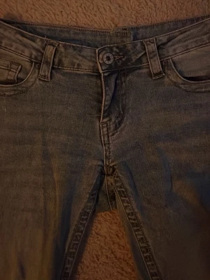 Ljusblå jeans - Säljer ett par ljusblå jeans, som är boot cut och har lågmidja. Dem är i storlek M men är insydda i midjan. Midjemåttet är 37 rakt över, men är strechtiga i materialet. Innerbenslängd 71 💗