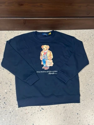 Ralph Lauren Bear Crewneck - Helt ny Ralph Lauren Bear Crewneck. Tvättad en gång så tröjan är INTE true to size. Skulle säga den passar som en S/M. Pris är diskuterbart!
