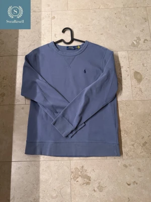 Blå Polo Ralph Lauren Tröja - Säljer en blå Polo Ralph Lauren Tröja/sweater. Använd sparsamt.                                                 •Storelk: S/M                                                      •Färg: Blå🔵                                                                        •Skick: 8/10                                                             Skriv privat om du undrar något ✅