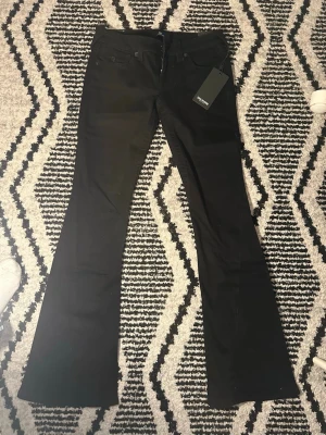 True Religion Low Rise Flare  - Säljer svarta True Religion joey jeans med låg midja och flare/bootcut-ben. Köpte idag och aldrig använda 🌸😄😊😊