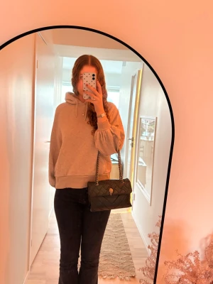 Second female hoodie av 75%bomull storlek M  - Jätte fin hoodie från second female i 75%bomull väldigt fin beige grå färg. Den har något motiv på ryggen och lite mer utsvängda armar💗den har inga defekter 