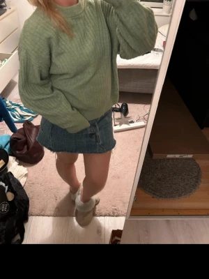 Ljusgrön stickad tröja - Säljer en ljusgrön stickad tröja med ribbad struktur och rund hals från H&M i strl xs. Jättemysig och skön o passar till allt! Bara o fråga om du undrar nåt!💚