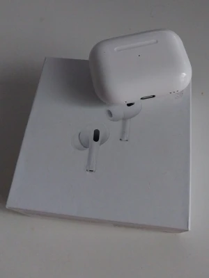 AirPods Pro 2 - Säljer ett par AirPods Pro (2nd generation) med MagSafe-laddningsetui (USB-C). Hörlurarna och etuiet är i gott skick med några mindre repor och märken. Originalförpackning medföljer. Perfekt för dig som vill ha trådlöst ljud av hög kvalitet och aktiv brusreducering.